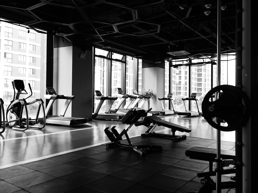 Sala de musculação com aparelhos